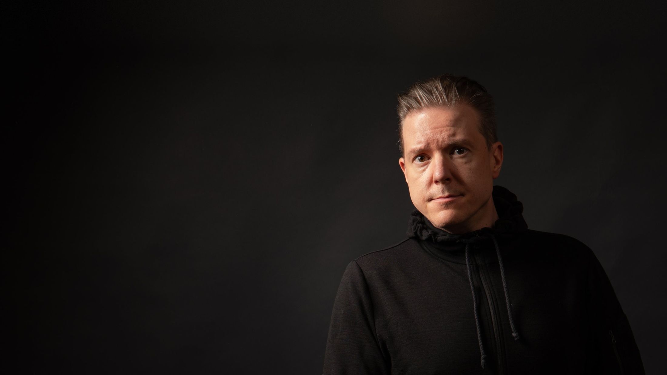 Ilkka Rajala mustassa hupparissa