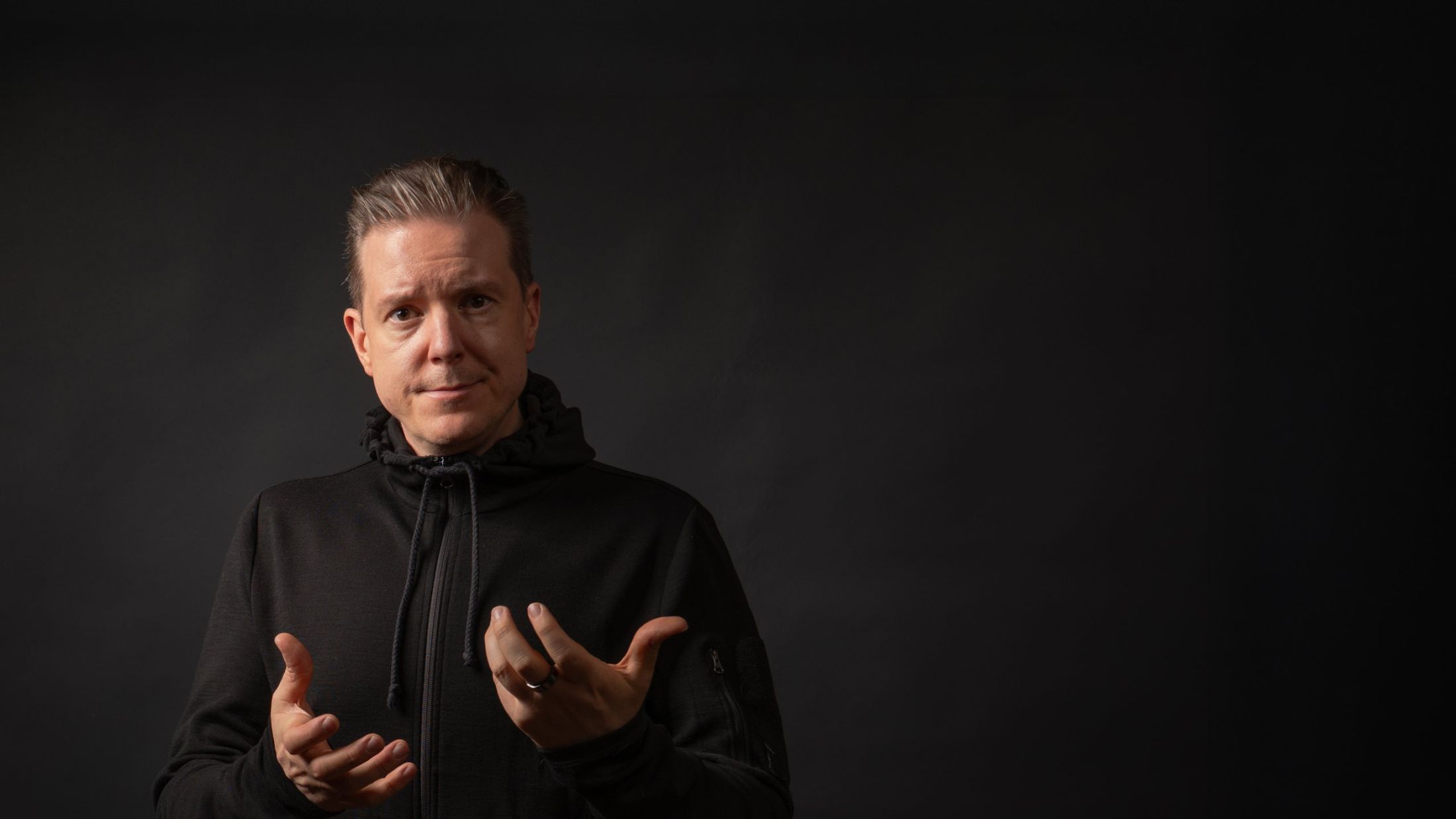 Ilkka Rajala mustassa hupparissa