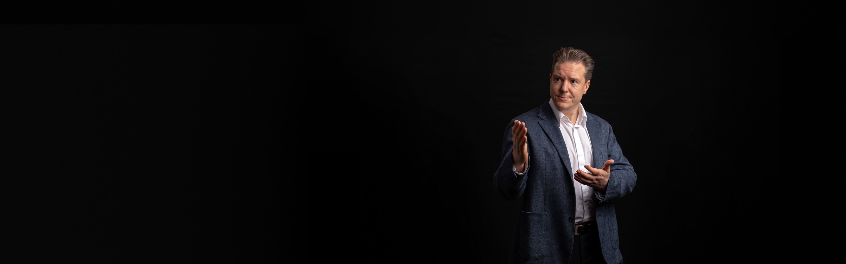 Ilkka Rajala selittää käsillään