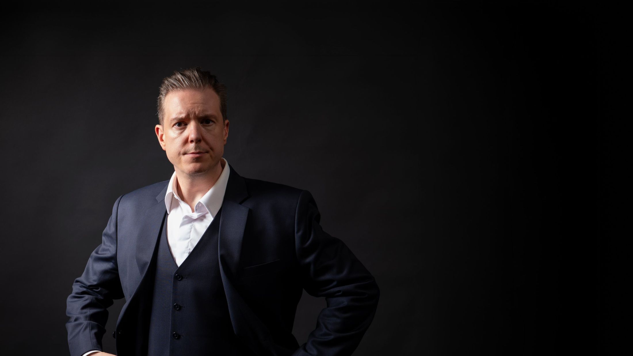 Ilkka Rajala tummansinisessä puvussa