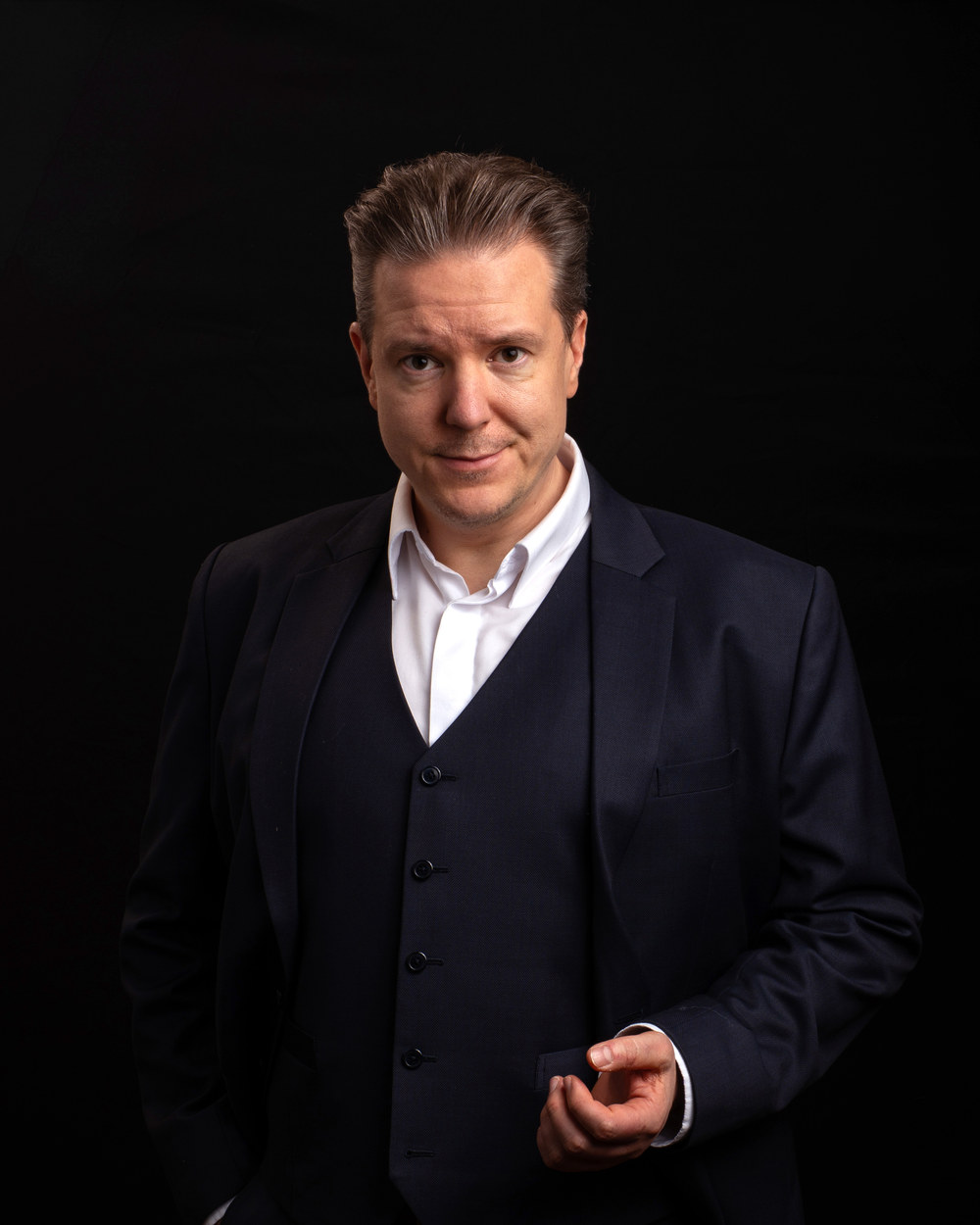 Ilkka Rajala tummansinisessä puvussa